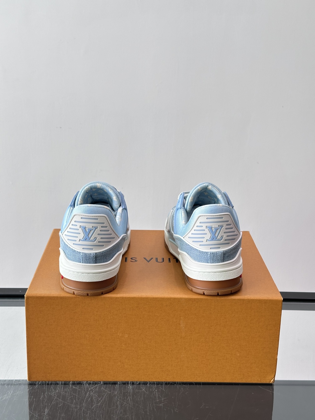 Lv七夕限定 男士TRAINER LV TRAINER 运动鞋 本款 LV Trainer 运动鞋出自七夕限定胶囊系列。