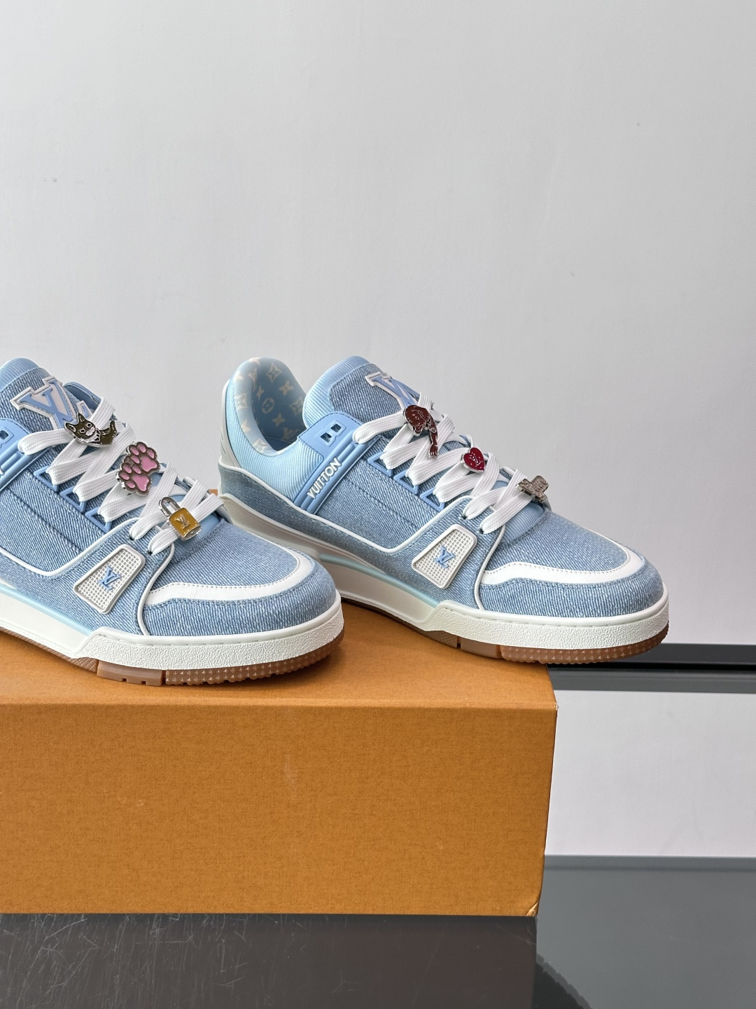 Lv七夕限定 男士TRAINER LV TRAINER 运动鞋 本款 LV Trainer 运动鞋出自七夕限定胶囊系列。