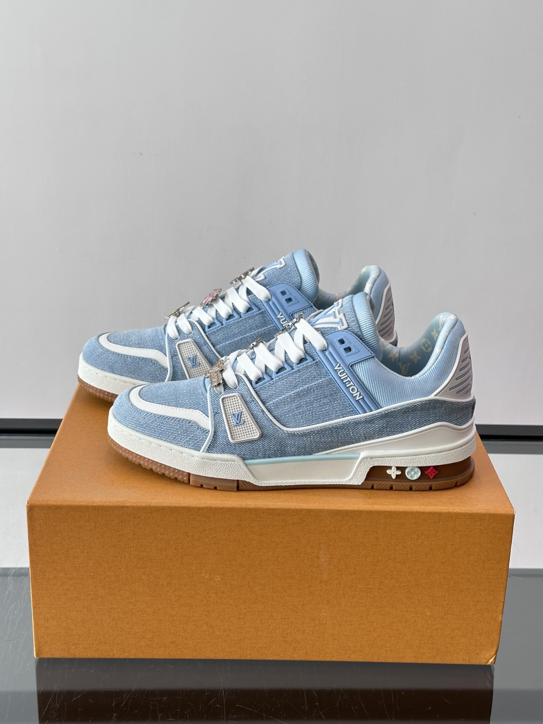 Lv七夕限定 男士TRAINER LV TRAINER 运动鞋 本款 LV Trainer 运动鞋出自七夕限定胶囊系列。