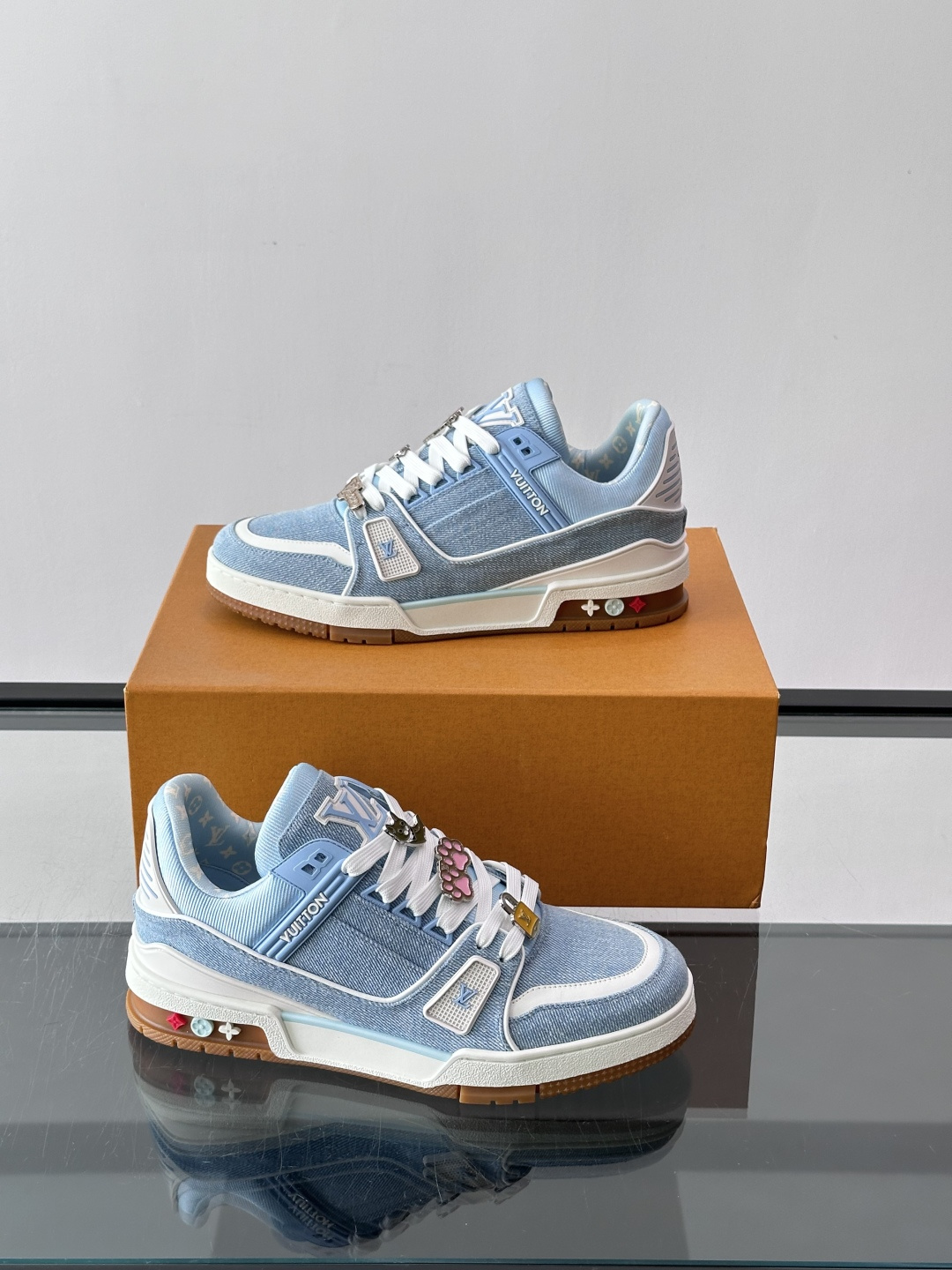 Lv七夕限定 男士TRAINER LV TRAINER 运动鞋 本款 LV Trainer 运动鞋出自七夕限定胶囊系列。