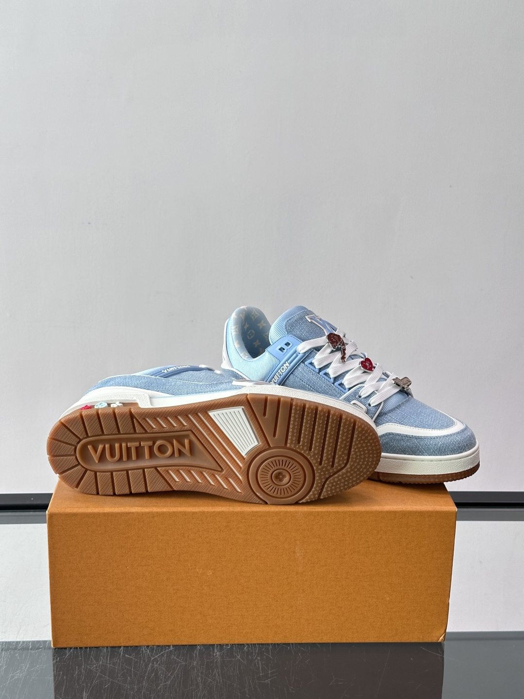 Lv七夕限定 男士TRAINER LV TRAINER 运动鞋 本款 LV Trainer 运动鞋出自七夕限定胶囊系列。