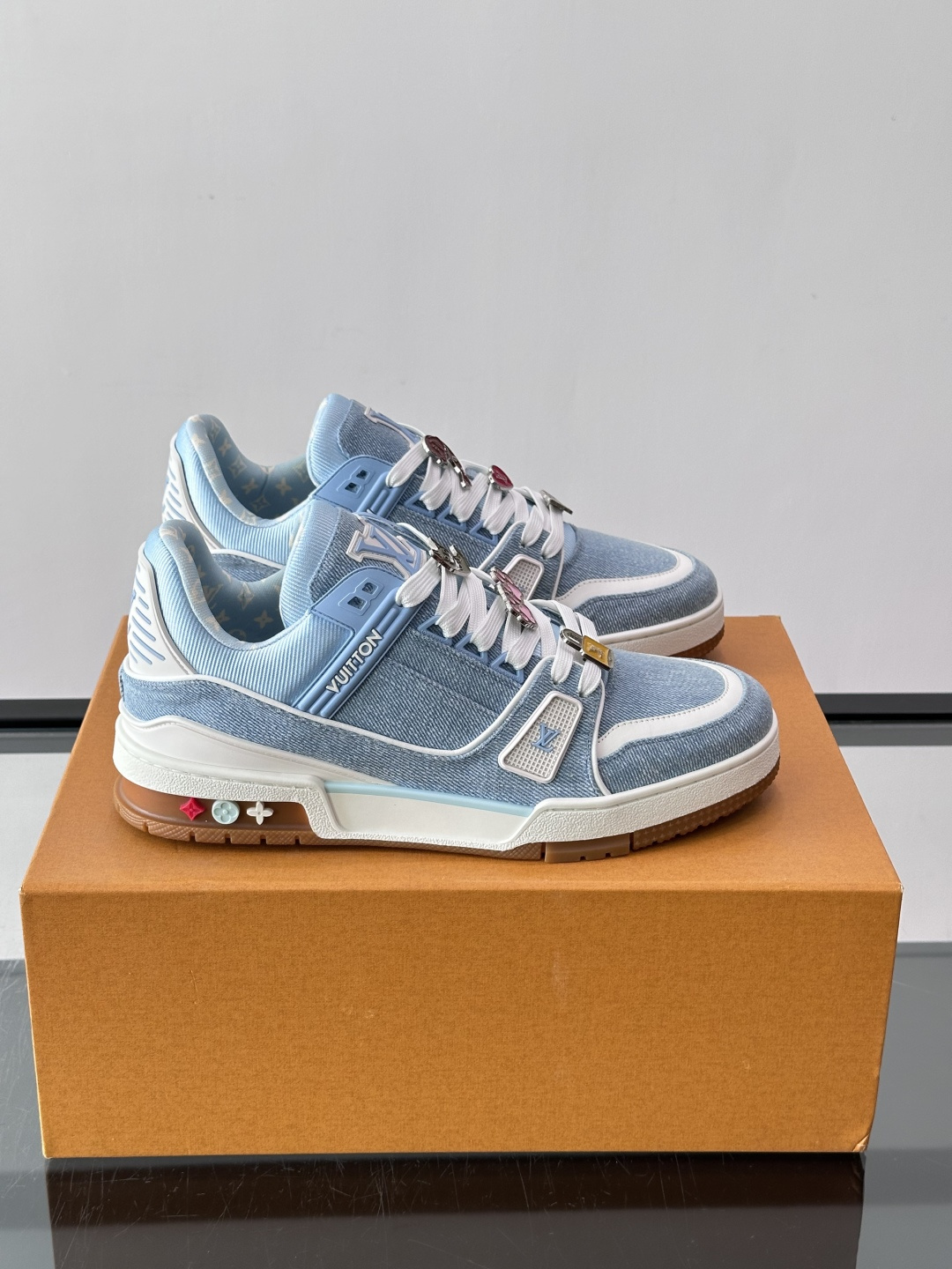 Lv七夕限定 男士TRAINER LV TRAINER 运动鞋 本款 LV Trainer 运动鞋出自七夕限定胶囊系列。 Lv七夕限定 男士TRAINER LV TRAINER 运动鞋 本款 LV Trainer 运动鞋出自七夕限定胶囊系列。
