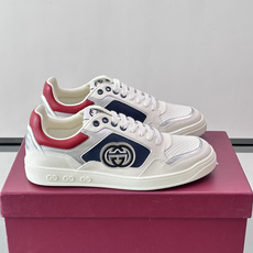 Gucci经典的运动板鞋,采用冲孔与皮革拼接设计,鞋身侧面有品牌标志性双G压印,搭配厚底设计,兼具舒适度与时尚感。鞋面以 Gucci经典的运动板鞋,采用冲孔与皮革拼接设计,鞋身侧面有品牌标志性双G压印,搭配厚底设计,兼具舒适度与时尚感。鞋面以
