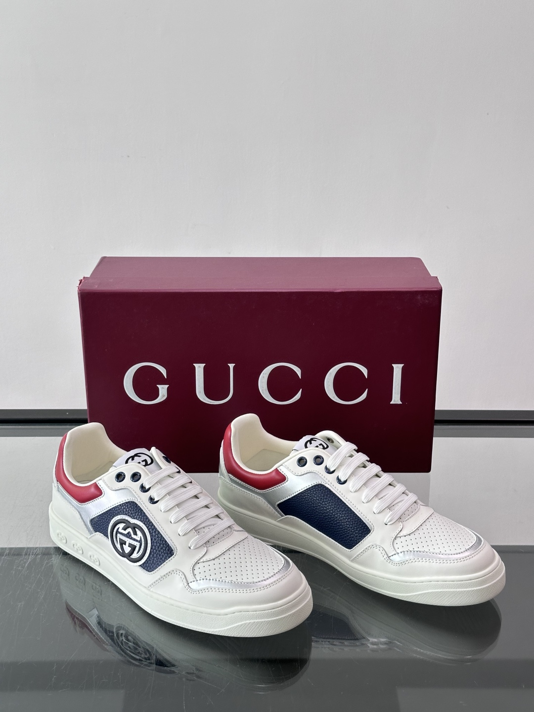 Gucci经典的运动板鞋，采用冲孔与皮革拼接设计，鞋身侧面有品牌标志性双G压印，搭配厚底设计，兼具舒适度与时尚感。鞋面以