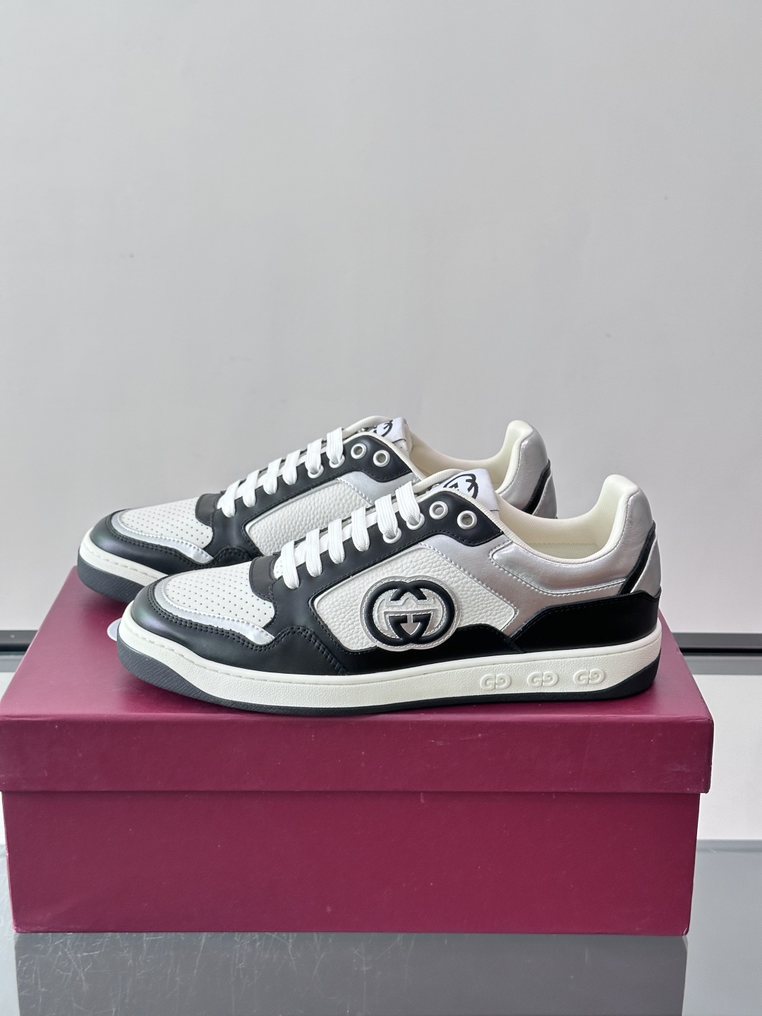 Gucci经典的运动板鞋，采用冲孔与皮革拼接设计，鞋身侧面有品牌标志性双G压印，搭配厚底设计，兼具舒适度与时尚感。鞋面以