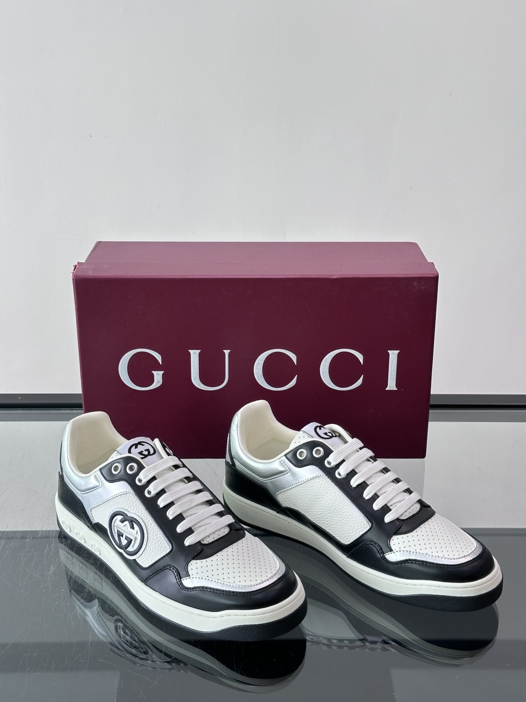 Gucci经典的运动板鞋，采用冲孔与皮革拼接设计，鞋身侧面有品牌标志性双G压印，搭配厚底设计，兼具舒适度与时尚感。鞋面以