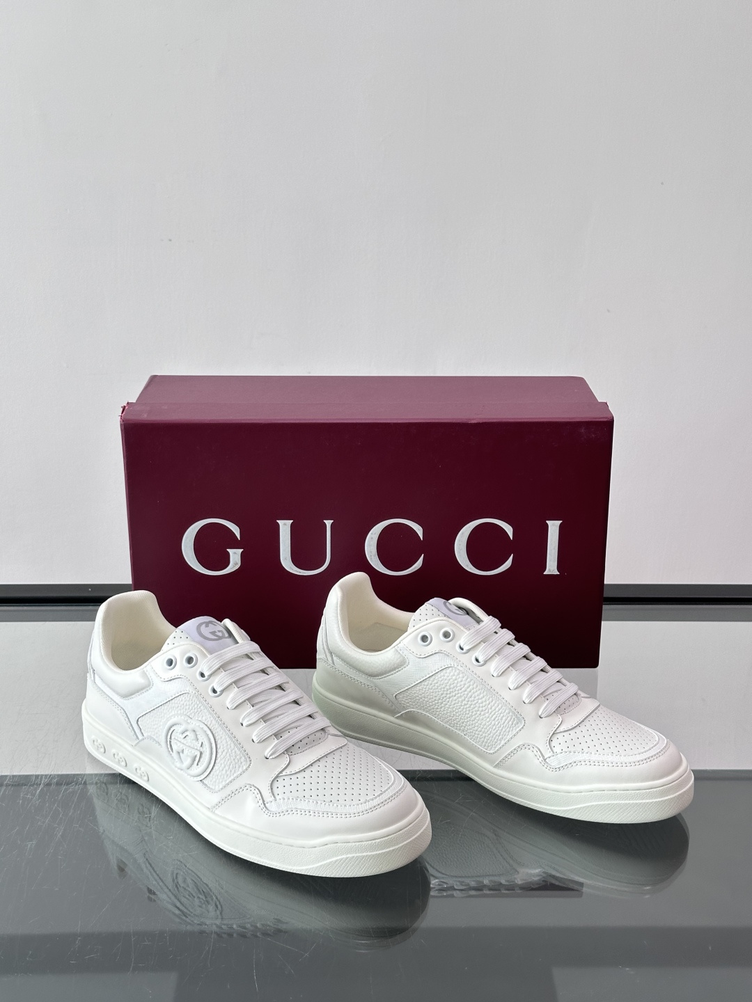 Gucci经典的运动板鞋，采用冲孔与皮革拼接设计，鞋身侧面有品牌标志性双G压印，搭配厚底设计，兼具舒适度与时尚感。鞋面以