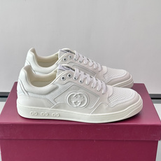 Gucci经典的运动板鞋,采用冲孔与皮革拼接设计,鞋身侧面有品牌标志性双G压印,搭配厚底设计,兼具舒适度与时尚感。鞋面以 Gucci经典的运动板鞋,采用冲孔与皮革拼接设计,鞋身侧面有品牌标志性双G压印,搭配厚底设计,兼具舒适度与时尚感。鞋面以