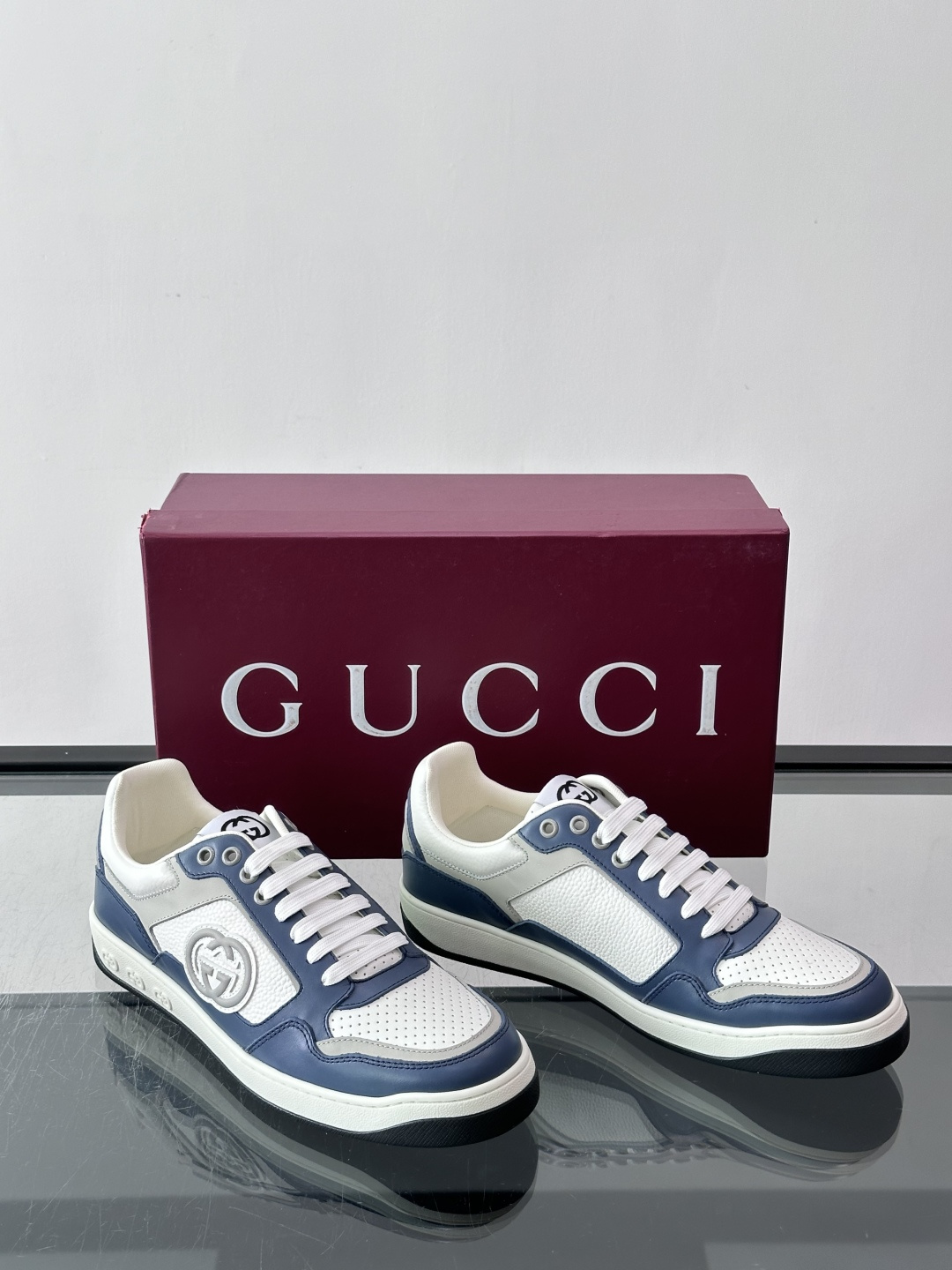 Gucci经典的运动板鞋,采用冲孔与皮革拼接设计,鞋身侧面有品牌标志性双G压印,搭配厚底设计,兼具舒适度与时尚感。鞋面以 Gucci经典的运动板鞋,采用冲孔与皮革拼接设计,鞋身侧面有品牌标志性双G压印,搭配厚底设计,兼具舒适度与时尚感。鞋面以