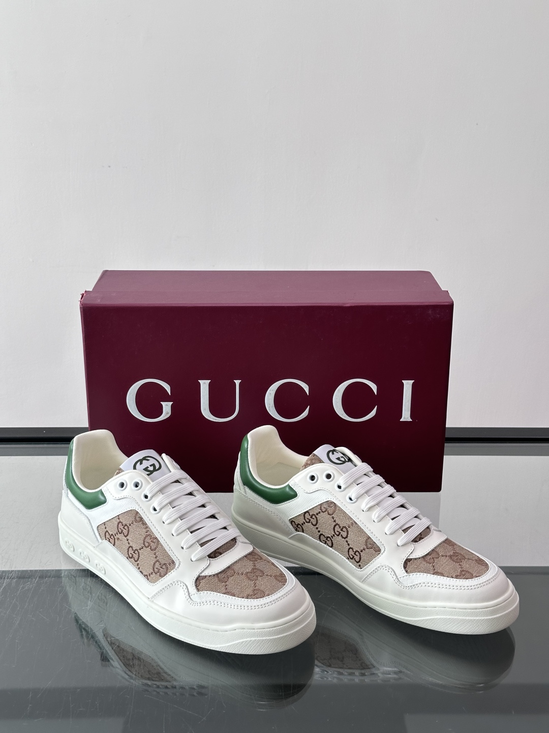 Gucci经典的运动鞋,采用印花工艺与皮革拼接设计,鞋身侧面有品牌标志性双G压印,搭配厚底设计,兼具舒适度与时尚感。鞋面 Gucci经典的运动鞋,采用印花工艺与皮革拼接设计,鞋身侧面有品牌标志性双G压印,搭配厚底设计,兼具舒适度与时尚感。鞋面