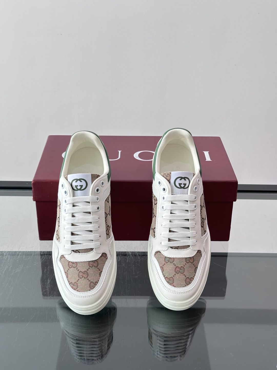 Gucci经典的运动鞋,采用印花工艺与皮革拼接设计,鞋身侧面有品牌标志性双G压印,搭配厚底设计,兼具舒适度与时尚感。鞋面 Gucci经典的运动鞋,采用印花工艺与皮革拼接设计,鞋身侧面有品牌标志性双G压印,搭配厚底设计,兼具舒适度与时尚感。鞋面