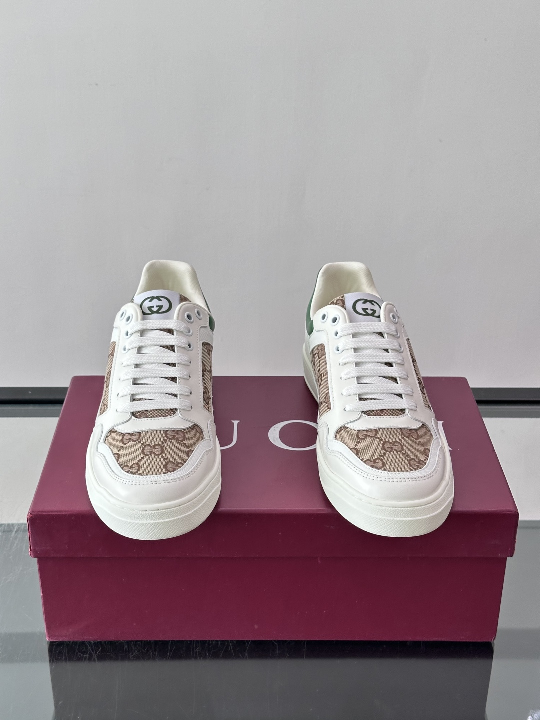 Gucci经典的运动鞋,采用印花工艺与皮革拼接设计,鞋身侧面有品牌标志性双G压印,搭配厚底设计,兼具舒适度与时尚感。鞋面 Gucci经典的运动鞋,采用印花工艺与皮革拼接设计,鞋身侧面有品牌标志性双G压印,搭配厚底设计,兼具舒适度与时尚感。鞋面
