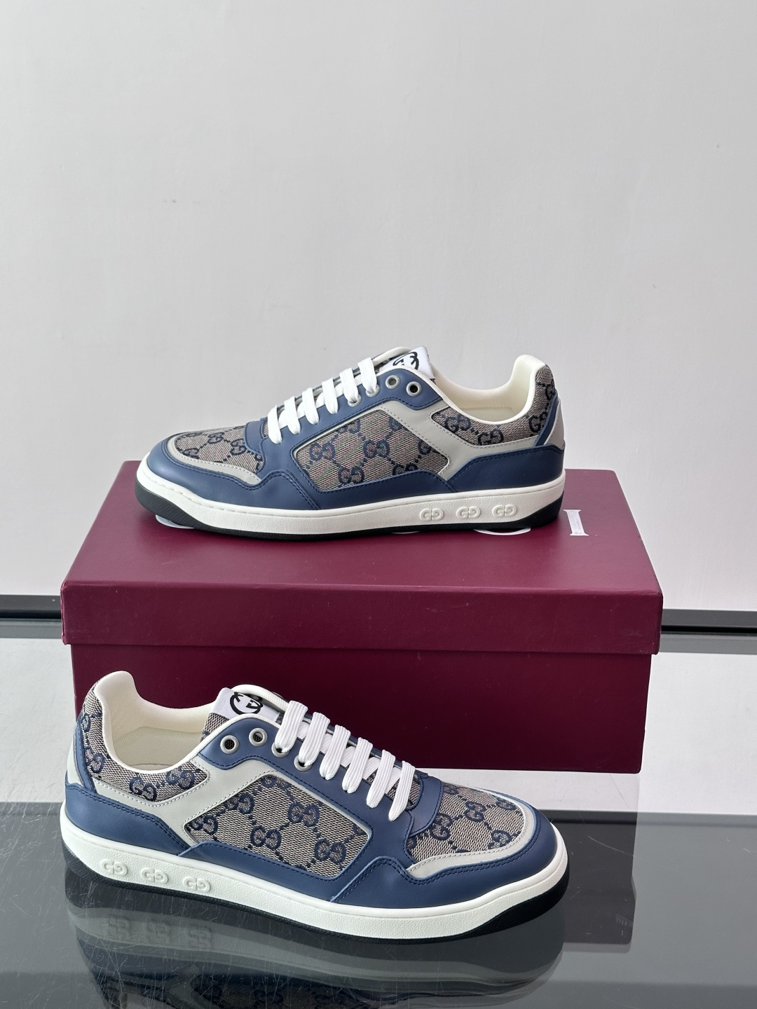 Gucci经典的运动鞋，采用印花工艺与皮革拼接设计，鞋身侧面有品牌标志性双G压印，搭配厚底设计，兼具舒适度与时尚感。鞋面