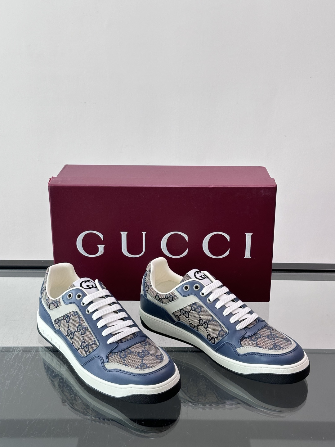 Gucci经典的运动鞋，采用印花工艺与皮革拼接设计，鞋身侧面有品牌标志性双G压印，搭配厚底设计，兼具舒适度与时尚感。鞋面
