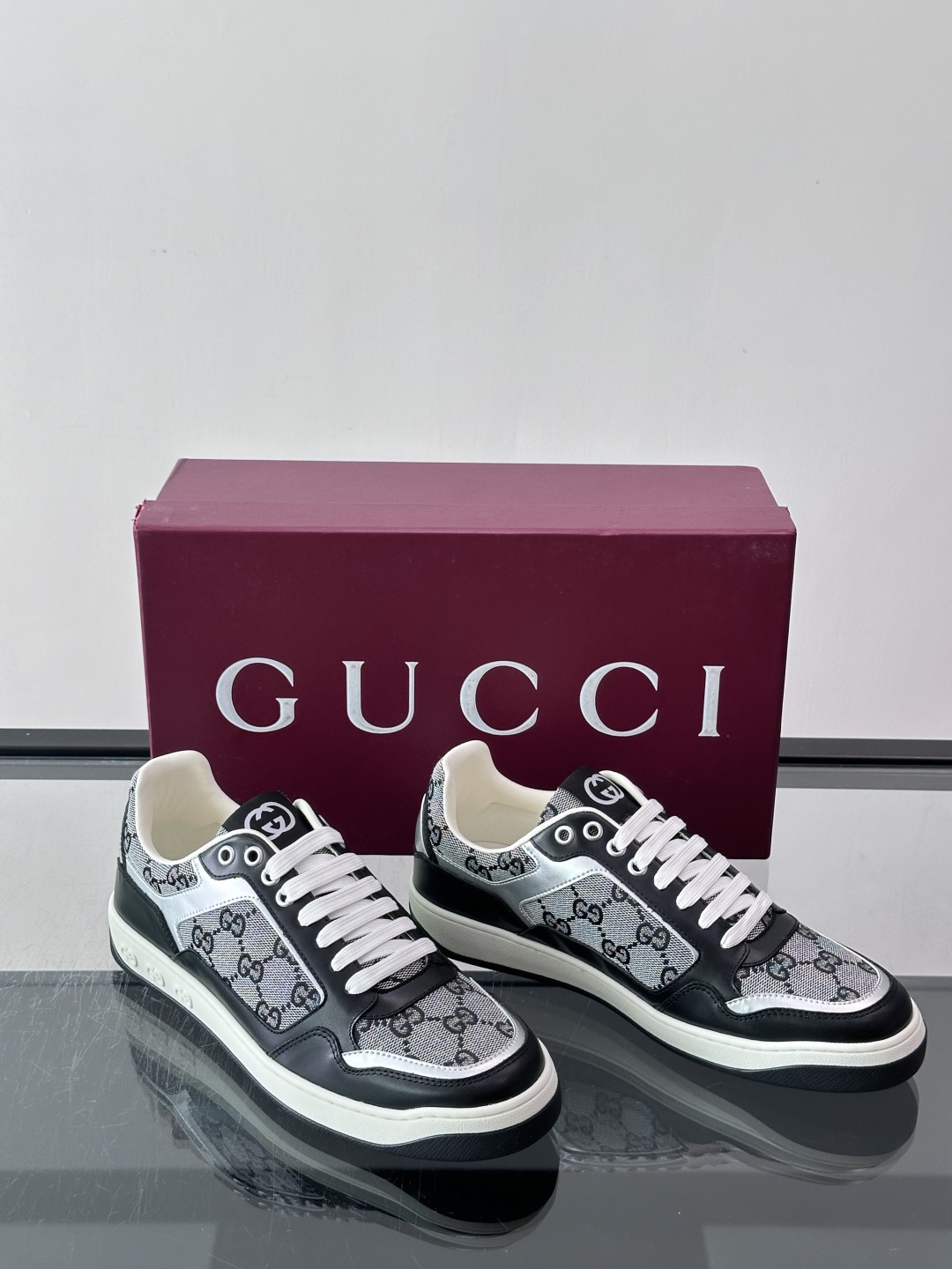 Gucci经典的运动鞋,采用印花工艺与皮革拼接设计,鞋身侧面有品牌标志性双G压印,搭配厚底设计,兼具舒适度与时尚感。鞋面 Gucci经典的运动鞋,采用印花工艺与皮革拼接设计,鞋身侧面有品牌标志性双G压印,搭配厚底设计,兼具舒适度与时尚感。鞋面
