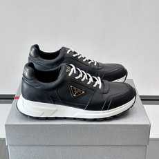 👟Prada休闲运动鞋,采用皮革拼接,简约又有辨识度✨。侧面三角标超有品牌感,橡胶鞋底舒适耐磨,日常穿搭或轻运动都OK! 👟Prada休闲运动鞋,采用皮革拼接,简约又有辨识度✨。侧面三角标超有品牌感,橡胶鞋底舒适耐磨,日常穿搭或轻运动都OK!