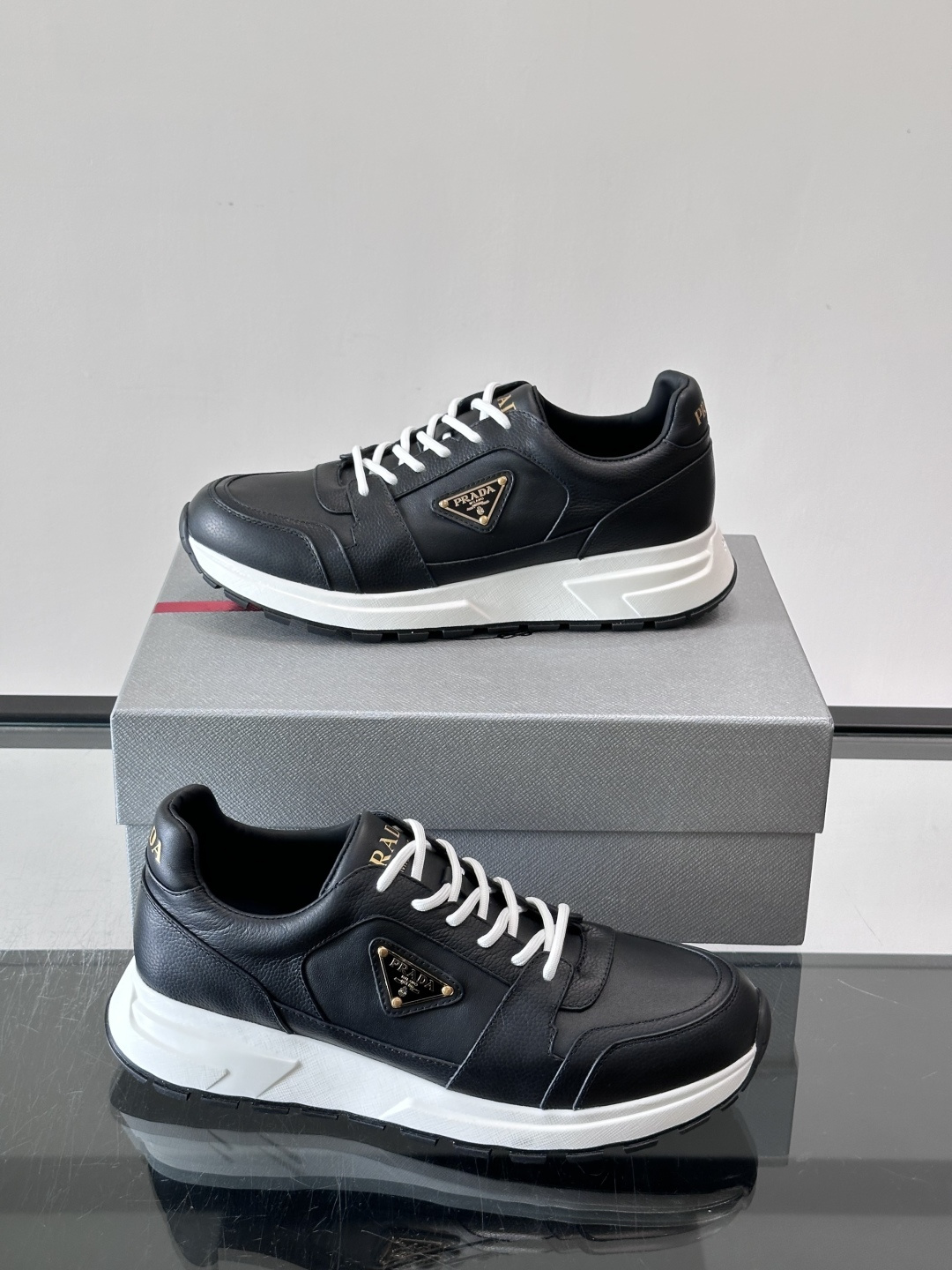 👟Prada休闲运动鞋，采用皮革拼接，简约又有辨识度✨。侧面三角标超有品牌感，橡胶鞋底舒适耐磨，日常穿搭或轻运动都OK！