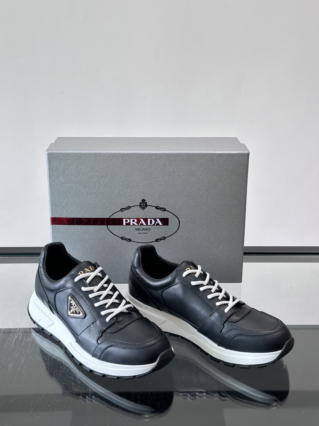 👟Prada休闲运动鞋，采用皮革拼接，简约又有辨识度✨。侧面三角标超有品牌感，橡胶鞋底舒适耐磨，日常穿搭或轻运动都OK！