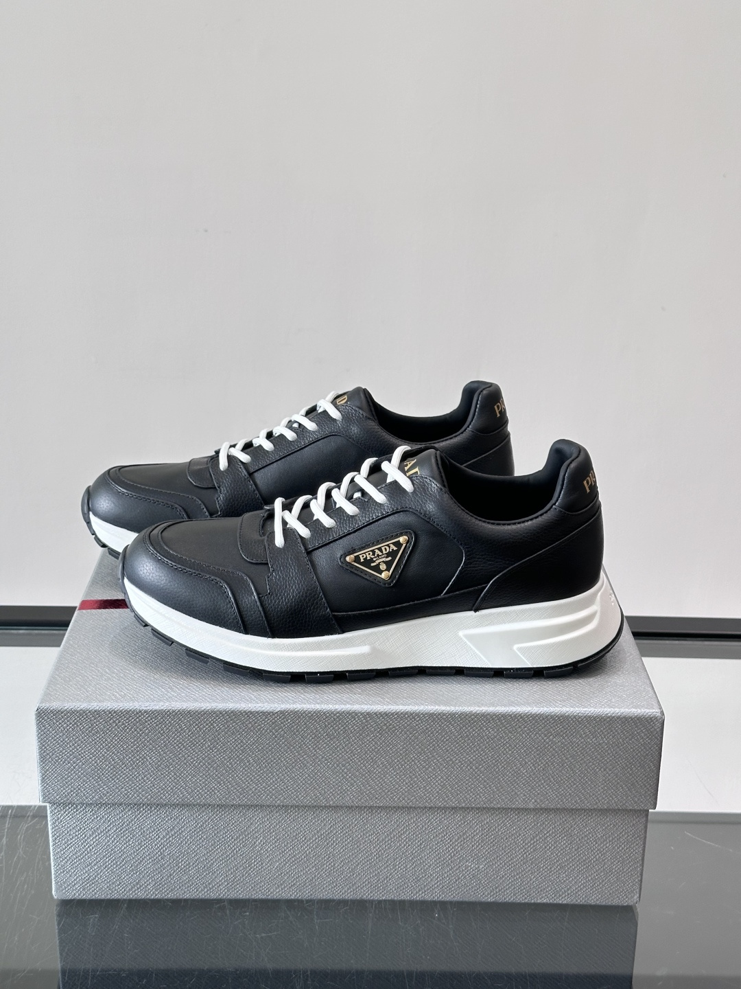 👟Prada休闲运动鞋，采用皮革拼接，简约又有辨识度✨。侧面三角标超有品牌感，橡胶鞋底舒适耐磨，日常穿搭或轻运动都OK！