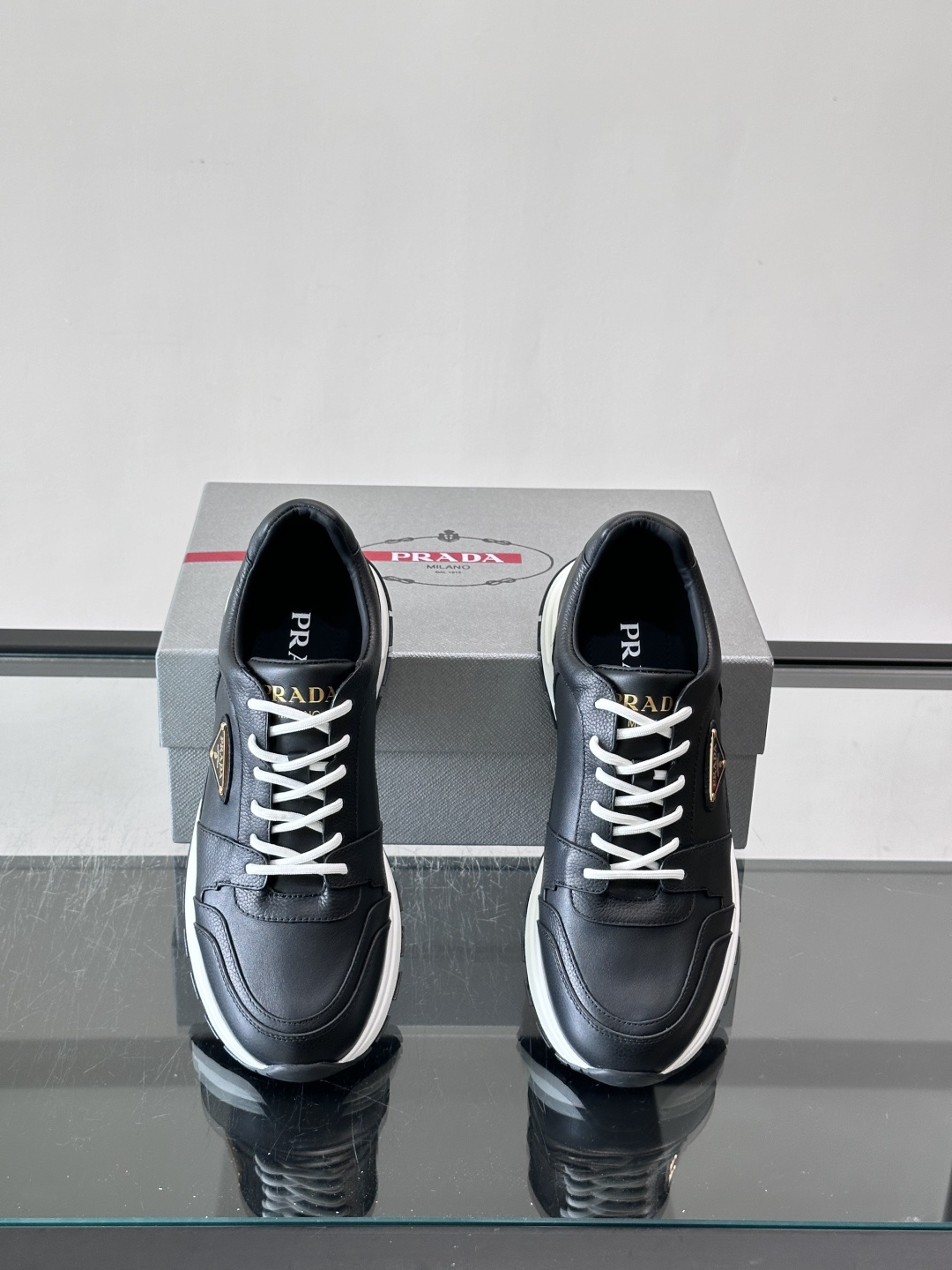 👟Prada休闲运动鞋，采用皮革拼接，简约又有辨识度✨。侧面三角标超有品牌感，橡胶鞋底舒适耐磨，日常穿搭或轻运动都OK！