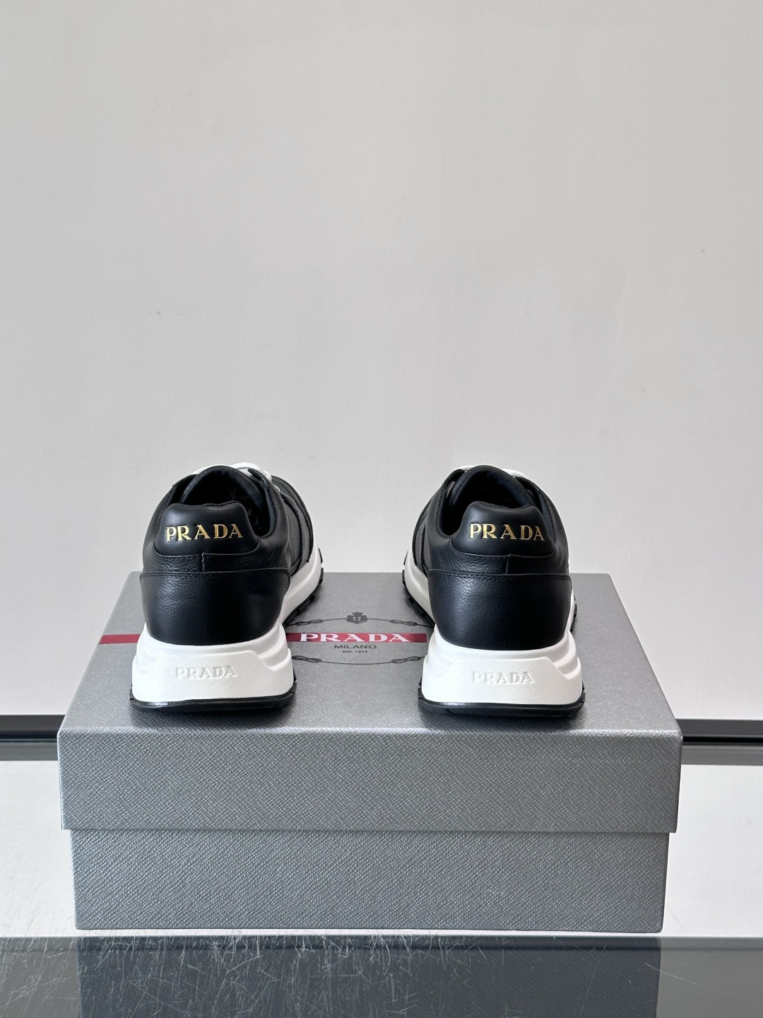👟Prada休闲运动鞋，采用皮革拼接，简约又有辨识度✨。侧面三角标超有品牌感，橡胶鞋底舒适耐磨，日常穿搭或轻运动都OK！