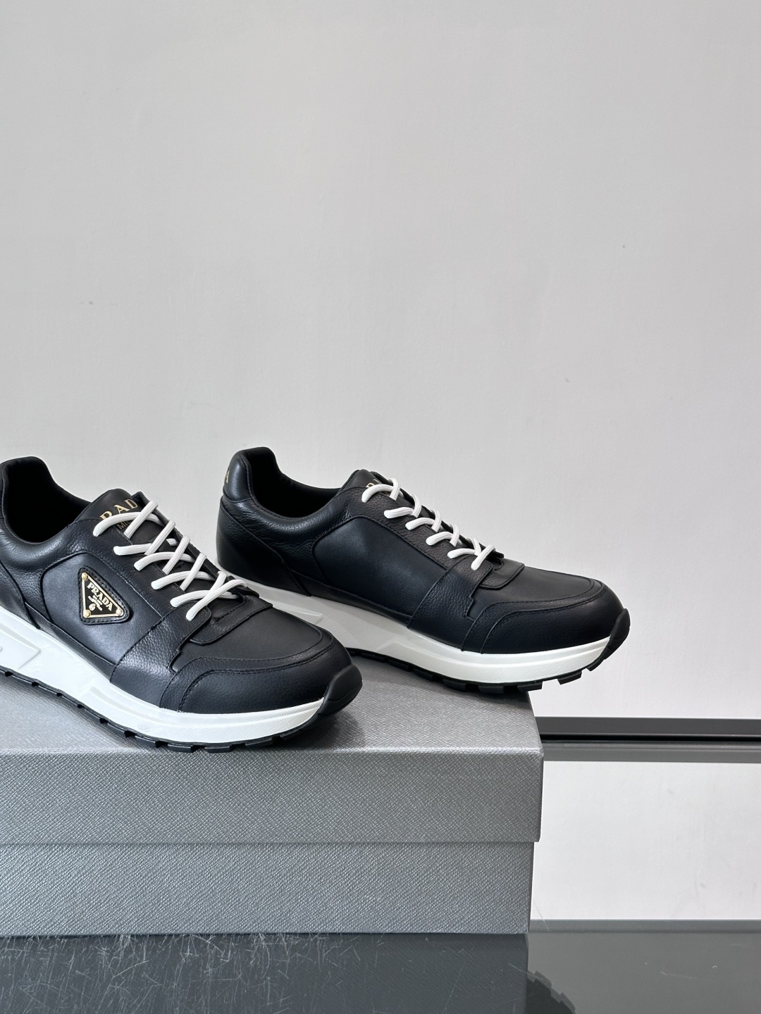 👟Prada休闲运动鞋，采用皮革拼接，简约又有辨识度✨。侧面三角标超有品牌感，橡胶鞋底舒适耐磨，日常穿搭或轻运动都OK！