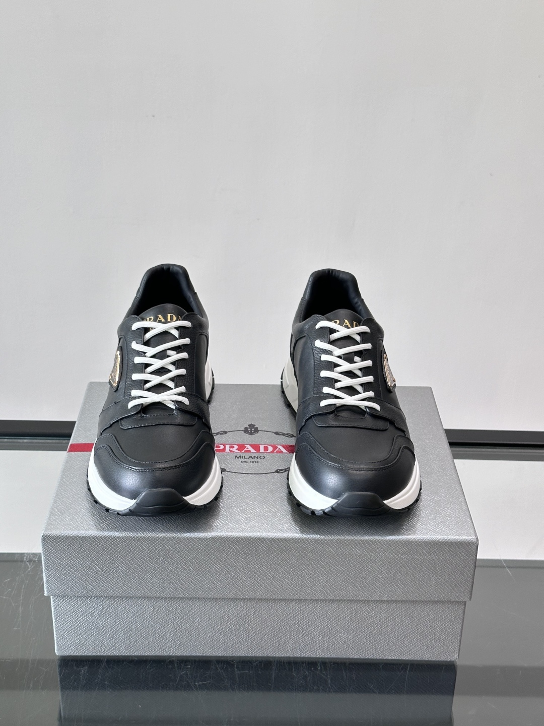 👟Prada休闲运动鞋，采用皮革拼接，简约又有辨识度✨。侧面三角标超有品牌感，橡胶鞋底舒适耐磨，日常穿搭或轻运动都OK！