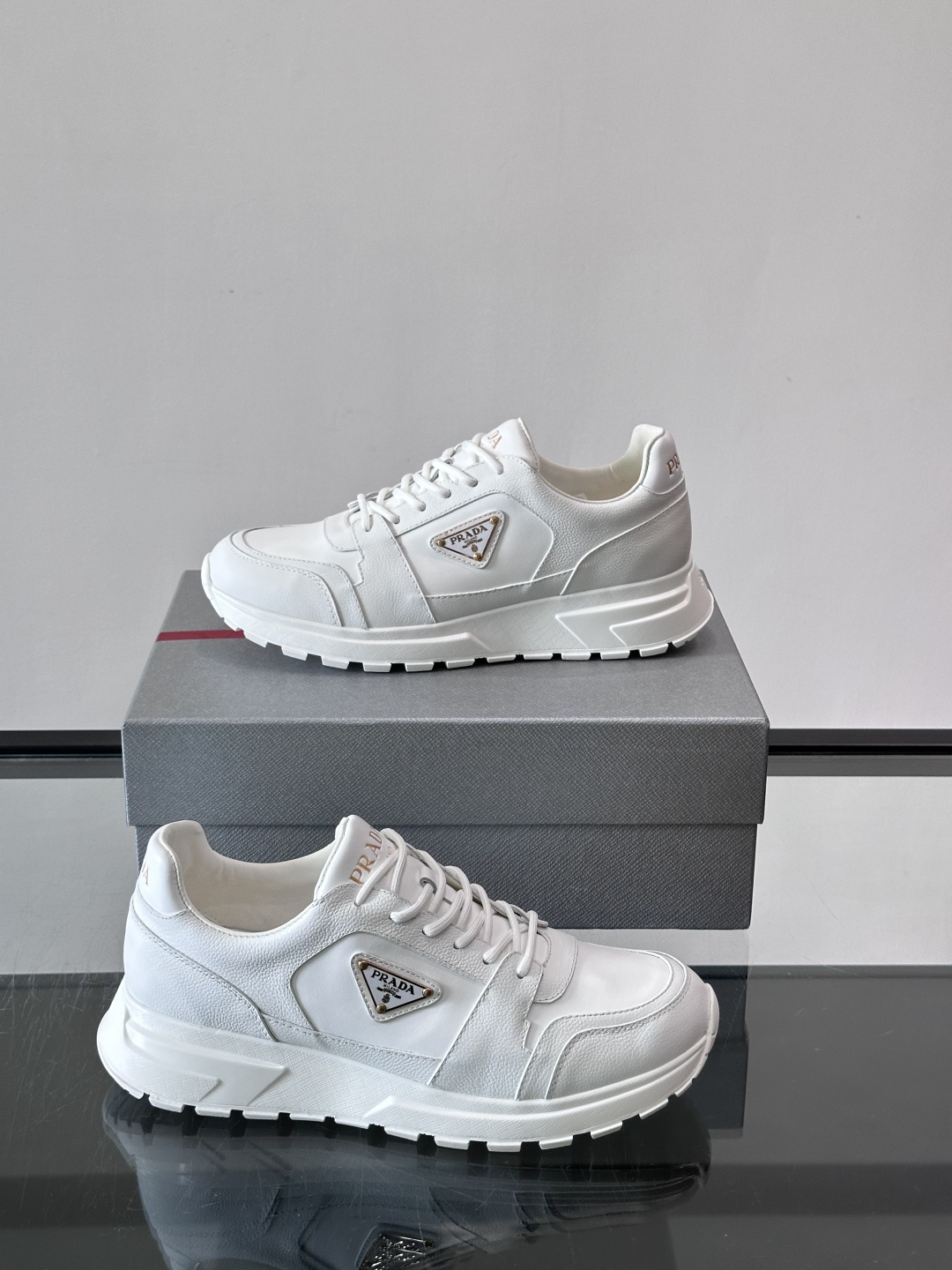 👟Prada休闲运动鞋，采用皮革拼接，简约又有辨识度✨。侧面三角标超有品牌感，橡胶鞋底舒适耐磨，日常穿搭或轻运动都OK！