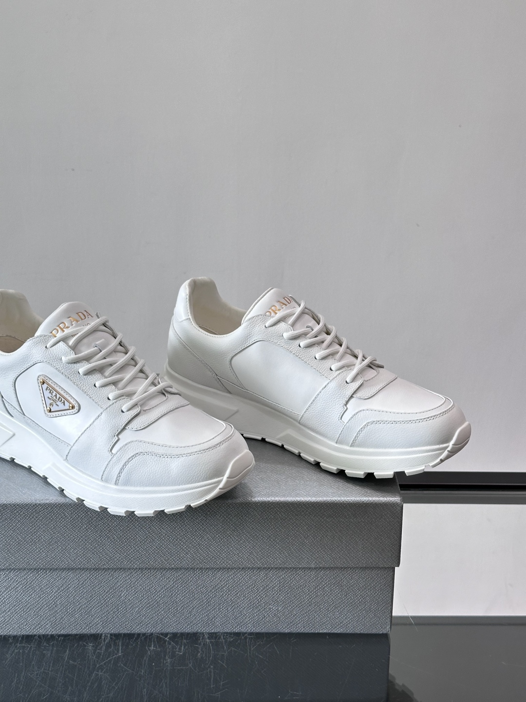 👟Prada休闲运动鞋，采用皮革拼接，简约又有辨识度✨。侧面三角标超有品牌感，橡胶鞋底舒适耐磨，日常穿搭或轻运动都OK！