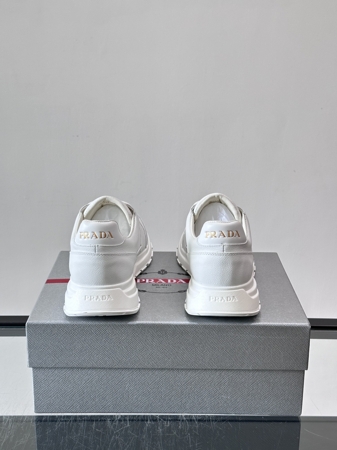 👟Prada休闲运动鞋，采用皮革拼接，简约又有辨识度✨。侧面三角标超有品牌感，橡胶鞋底舒适耐磨，日常穿搭或轻运动都OK！