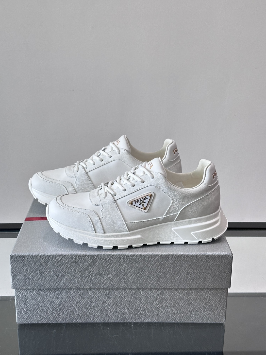 👟Prada休闲运动鞋，采用皮革拼接，简约又有辨识度✨。侧面三角标超有品牌感，橡胶鞋底舒适耐磨，日常穿搭或轻运动都OK！