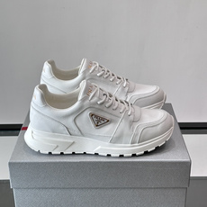 👟Prada休闲运动鞋,采用皮革拼接,简约又有辨识度✨。侧面三角标超有品牌感,橡胶鞋底舒适耐磨,日常穿搭或轻运动都OK! 👟Prada休闲运动鞋,采用皮革拼接,简约又有辨识度✨。侧面三角标超有品牌感,橡胶鞋底舒适耐磨,日常穿搭或轻运动都OK!