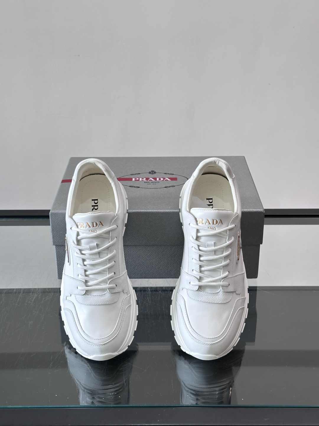 👟Prada休闲运动鞋，采用皮革拼接，简约又有辨识度✨。侧面三角标超有品牌感，橡胶鞋底舒适耐磨，日常穿搭或轻运动都OK！
