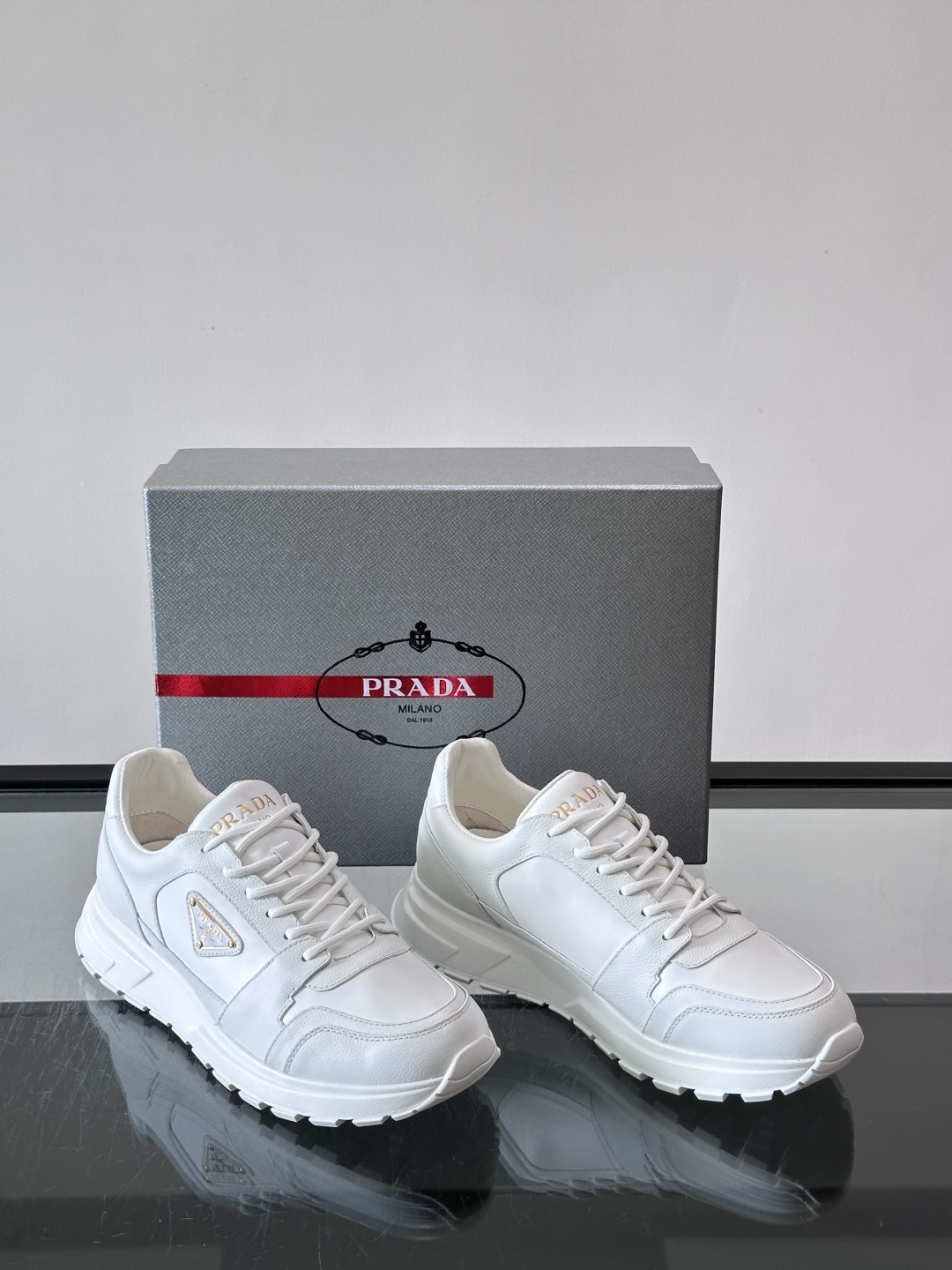 👟Prada休闲运动鞋，采用皮革拼接，简约又有辨识度✨。侧面三角标超有品牌感，橡胶鞋底舒适耐磨，日常穿搭或轻运动都OK！