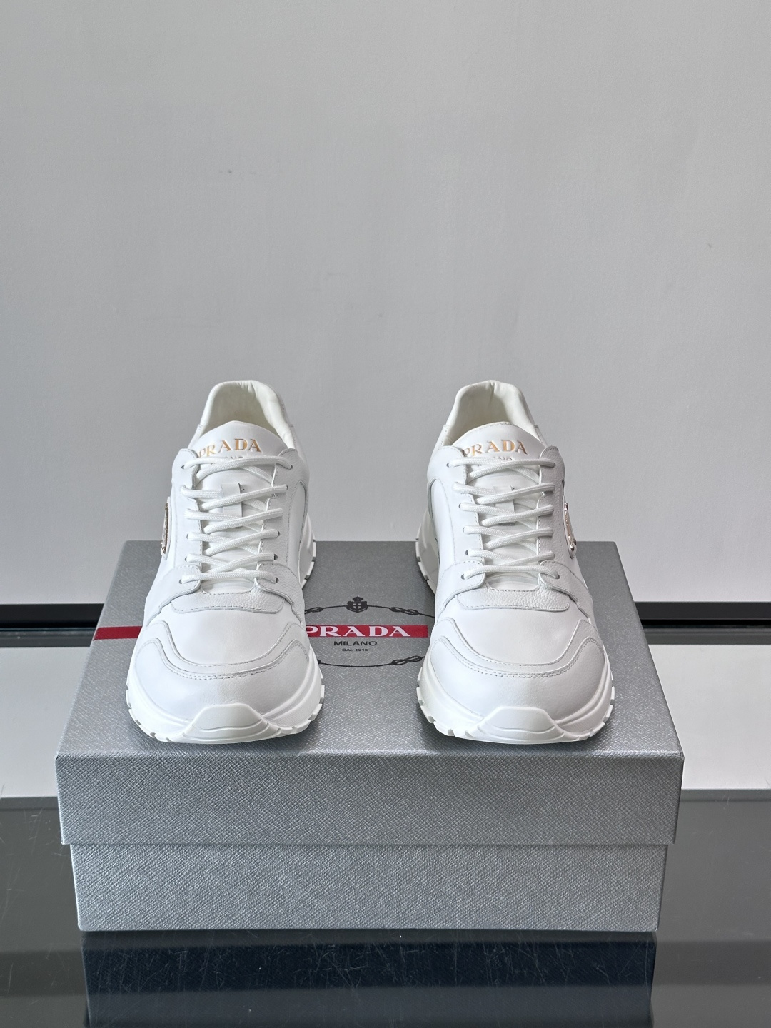 👟Prada休闲运动鞋，采用皮革拼接，简约又有辨识度✨。侧面三角标超有品牌感，橡胶鞋底舒适耐磨，日常穿搭或轻运动都OK！