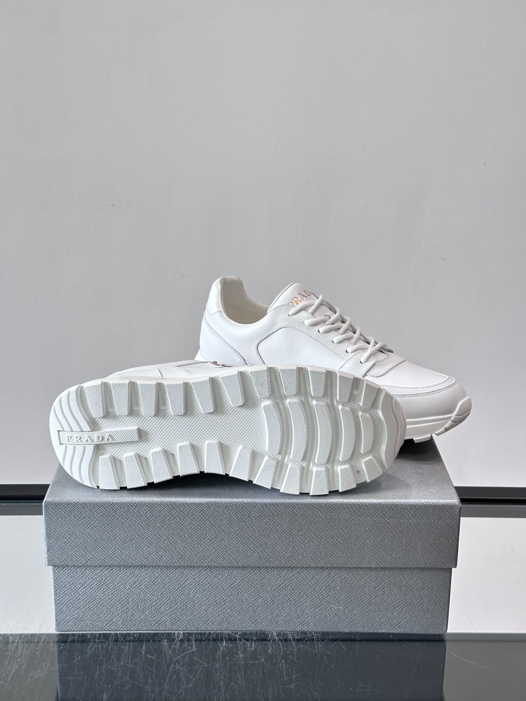 👟Prada休闲运动鞋，采用皮革拼接，简约又有辨识度✨。侧面三角标超有品牌感，橡胶鞋底舒适耐磨，日常穿搭或轻运动都OK！