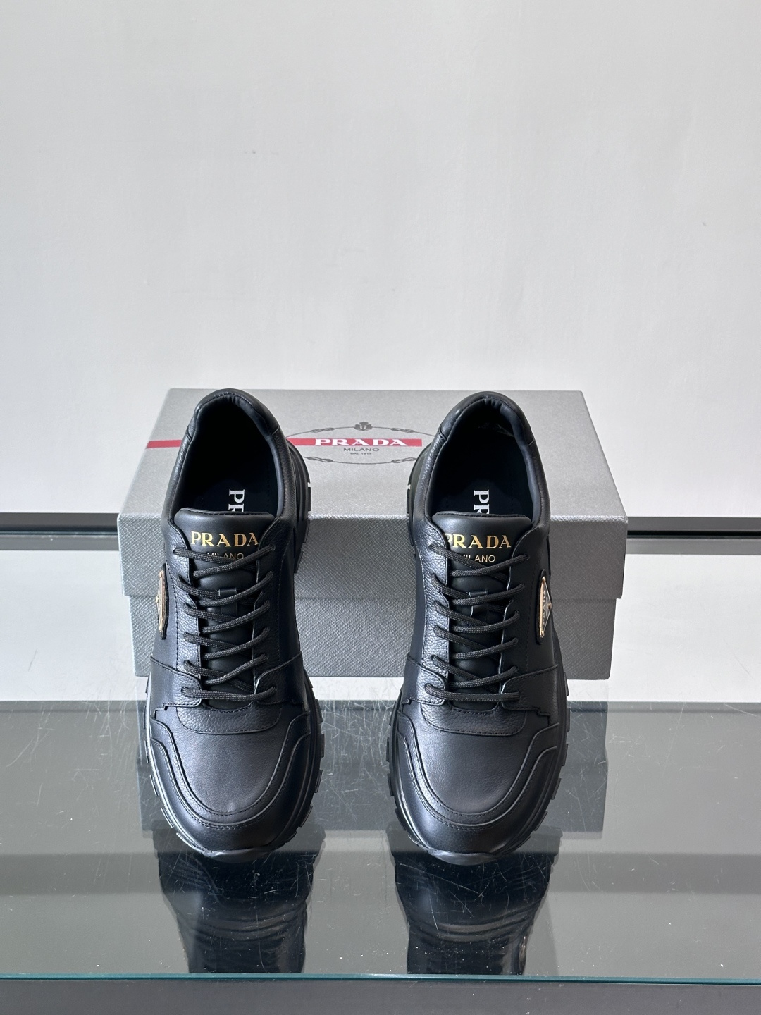 👟Prada休闲运动鞋，采用皮革拼接，简约又有辨识度✨。侧面三角标超有品牌感，橡胶鞋底舒适耐磨，日常穿搭或轻运动都OK！