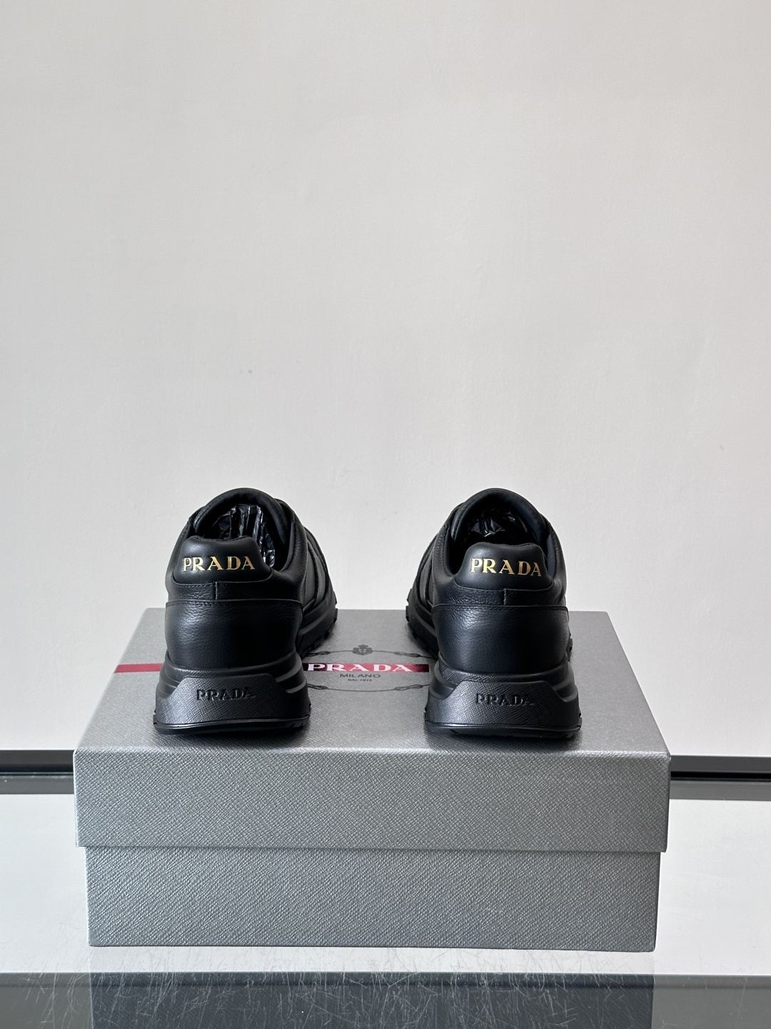 👟Prada休闲运动鞋，采用皮革拼接，简约又有辨识度✨。侧面三角标超有品牌感，橡胶鞋底舒适耐磨，日常穿搭或轻运动都OK！