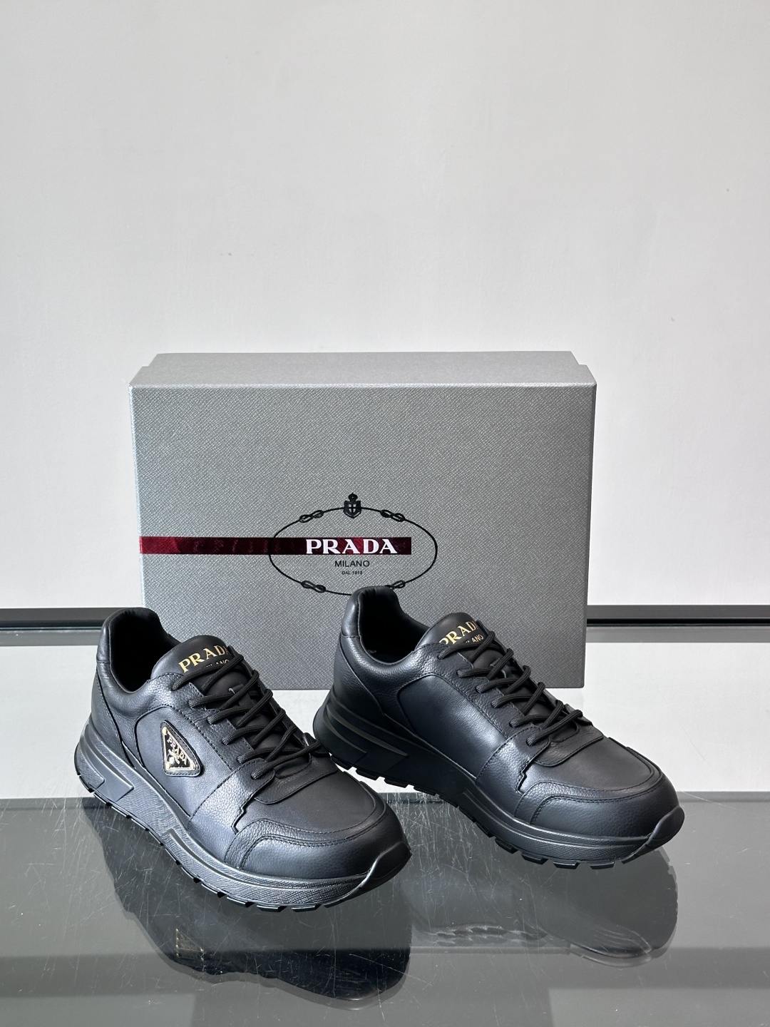 👟Prada休闲运动鞋，采用皮革拼接，简约又有辨识度✨。侧面三角标超有品牌感，橡胶鞋底舒适耐磨，日常穿搭或轻运动都OK！