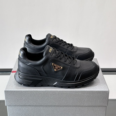 👟Prada休闲运动鞋,采用皮革拼接,简约又有辨识度✨。侧面三角标超有品牌感,橡胶鞋底舒适耐磨,日常穿搭或轻运动都OK! 👟Prada休闲运动鞋,采用皮革拼接,简约又有辨识度✨。侧面三角标超有品牌感,橡胶鞋底舒适耐磨,日常穿搭或轻运动都OK!
