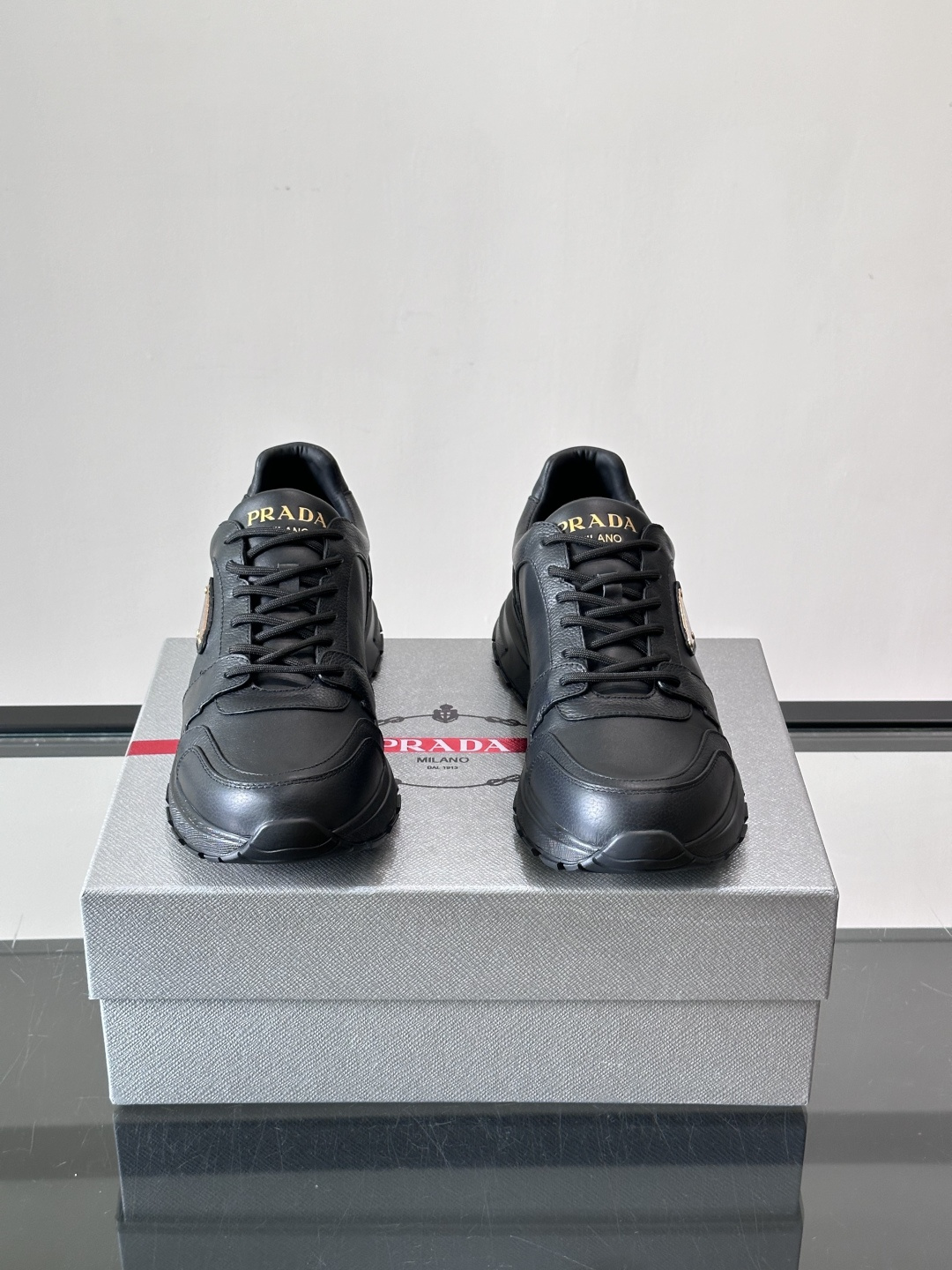 👟Prada休闲运动鞋，采用皮革拼接，简约又有辨识度✨。侧面三角标超有品牌感，橡胶鞋底舒适耐磨，日常穿搭或轻运动都OK！