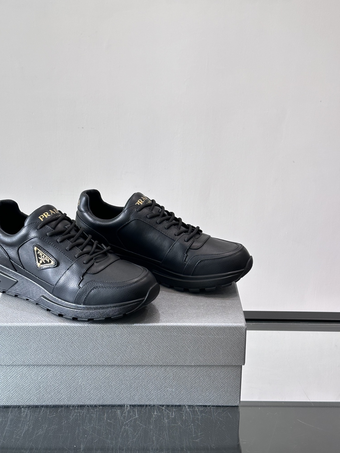 👟Prada休闲运动鞋，采用皮革拼接，简约又有辨识度✨。侧面三角标超有品牌感，橡胶鞋底舒适耐磨，日常穿搭或轻运动都OK！