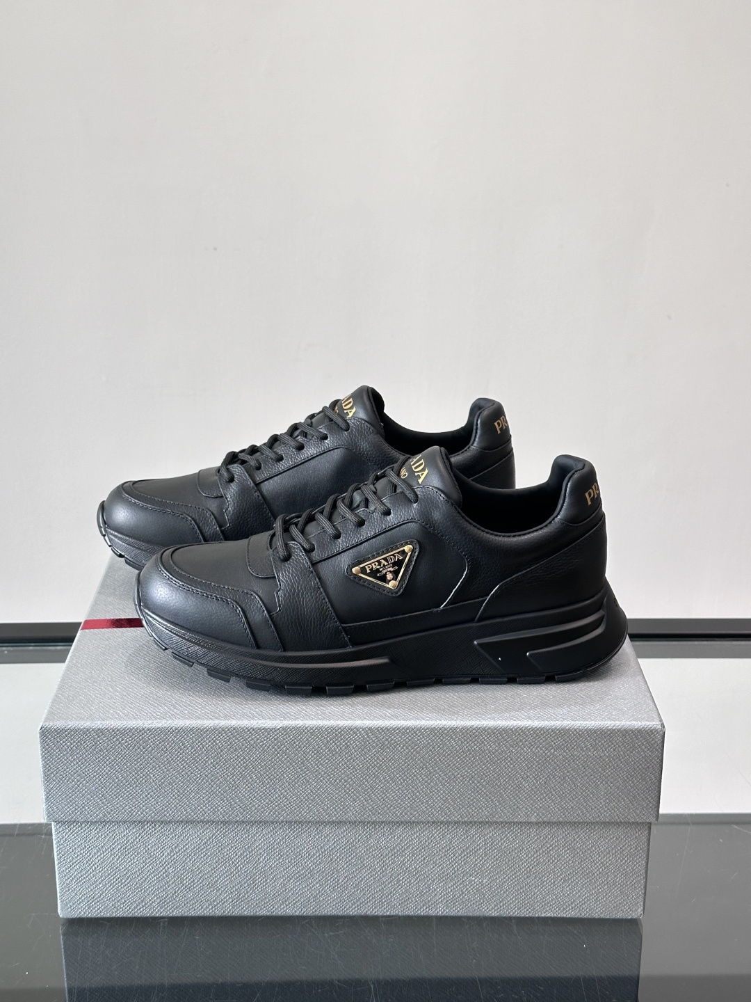 👟Prada休闲运动鞋，采用皮革拼接，简约又有辨识度✨。侧面三角标超有品牌感，橡胶鞋底舒适耐磨，日常穿搭或轻运动都OK！