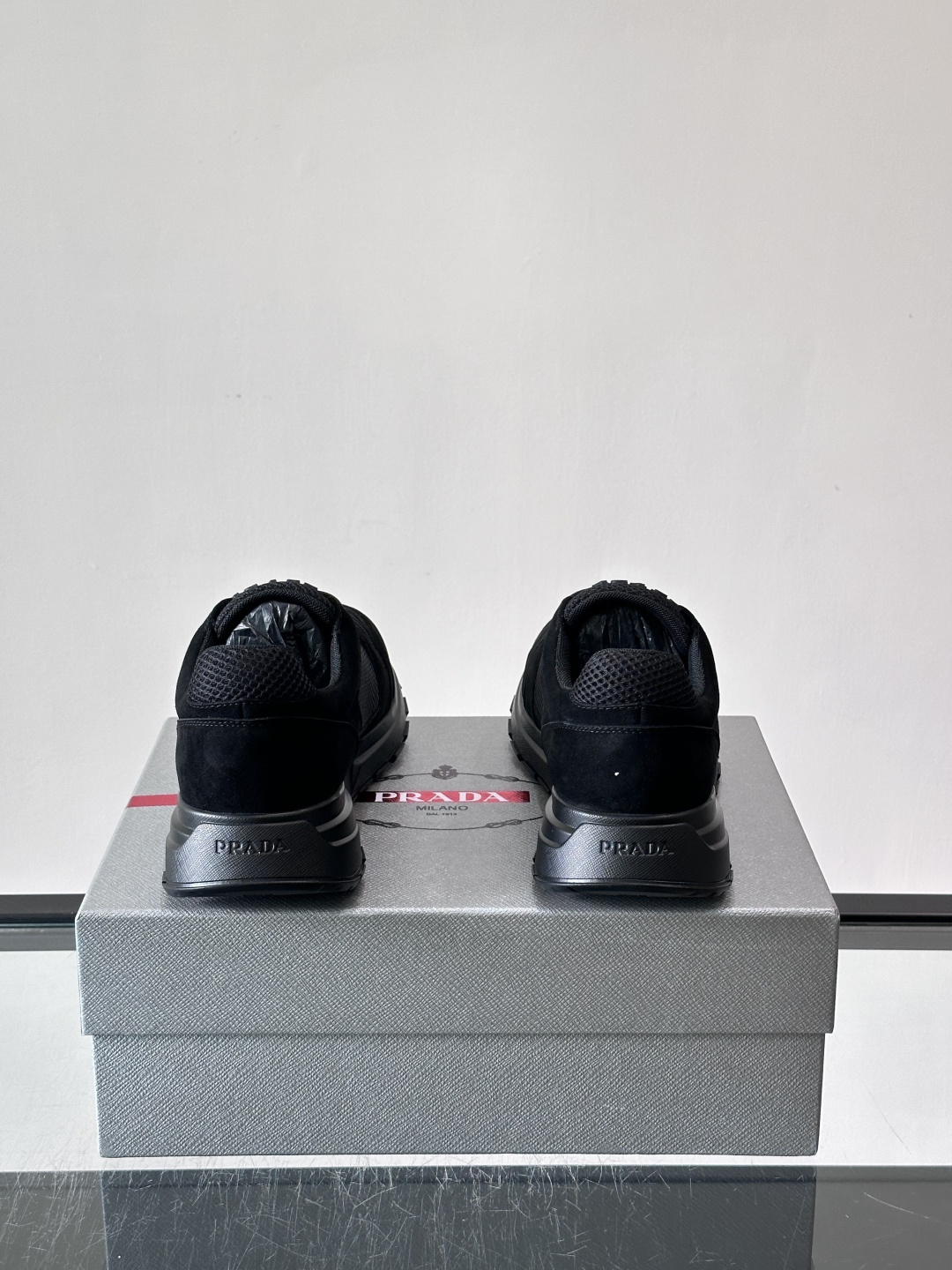 👟Prada网布运动鞋,采用透气网布+皮革拼接,简约又有辨识度✨。侧面三角标超有品牌感,橡胶鞋底舒适耐磨,日常穿搭或轻运 👟Prada网布运动鞋,采用透气网布+皮革拼接,简约又有辨识度✨。侧面三角标超有品牌感,橡胶鞋底舒适耐磨,日常穿搭或轻运