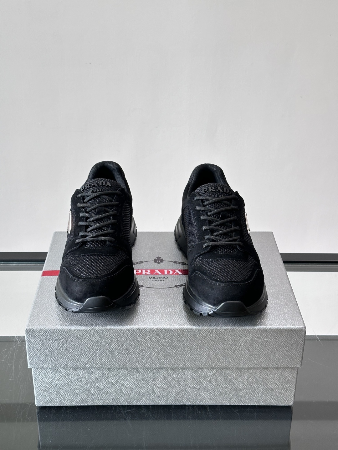 👟Prada网布运动鞋,采用透气网布+皮革拼接,简约又有辨识度✨。侧面三角标超有品牌感,橡胶鞋底舒适耐磨,日常穿搭或轻运 👟Prada网布运动鞋,采用透气网布+皮革拼接,简约又有辨识度✨。侧面三角标超有品牌感,橡胶鞋底舒适耐磨,日常穿搭或轻运