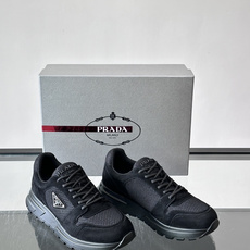 👟Prada网布运动鞋,采用透气网布+皮革拼接,简约又有辨识度✨。侧面三角标超有品牌感,橡胶鞋底舒适耐磨,日常穿搭或轻运 👟Prada网布运动鞋,采用透气网布+皮革拼接,简约又有辨识度✨。侧面三角标超有品牌感,橡胶鞋底舒适耐磨,日常穿搭或轻运