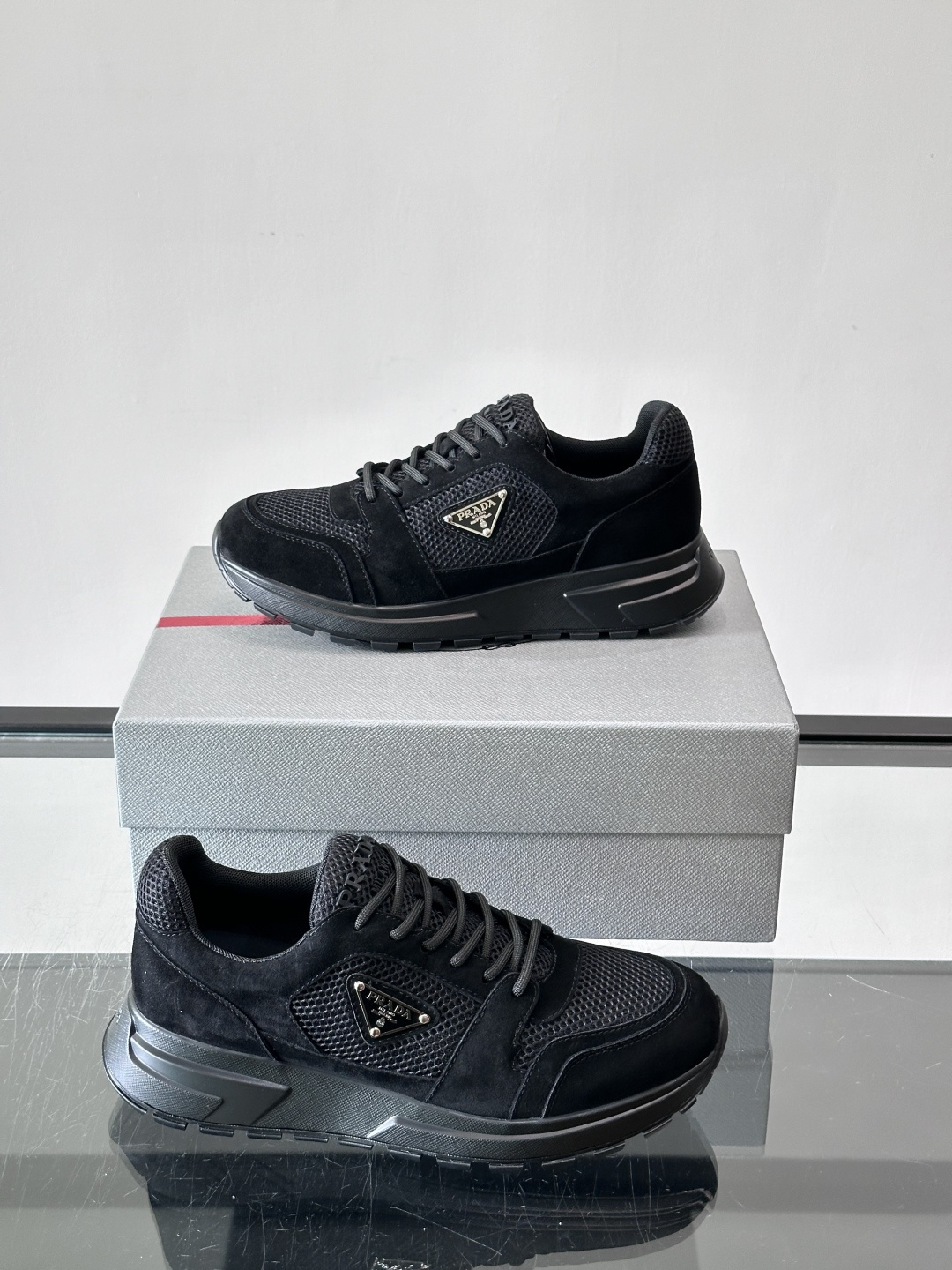 👟Prada网布运动鞋,采用透气网布+皮革拼接,简约又有辨识度✨。侧面三角标超有品牌感,橡胶鞋底舒适耐磨,日常穿搭或轻运 👟Prada网布运动鞋,采用透气网布+皮革拼接,简约又有辨识度✨。侧面三角标超有品牌感,橡胶鞋底舒适耐磨,日常穿搭或轻运