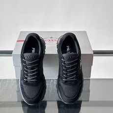 👟Prada网布运动鞋,采用透气网布+皮革拼接,简约又有辨识度✨。侧面三角标超有品牌感,橡胶鞋底舒适耐磨,日常穿搭或轻运 👟Prada网布运动鞋,采用透气网布+皮革拼接,简约又有辨识度✨。侧面三角标超有品牌感,橡胶鞋底舒适耐磨,日常穿搭或轻运