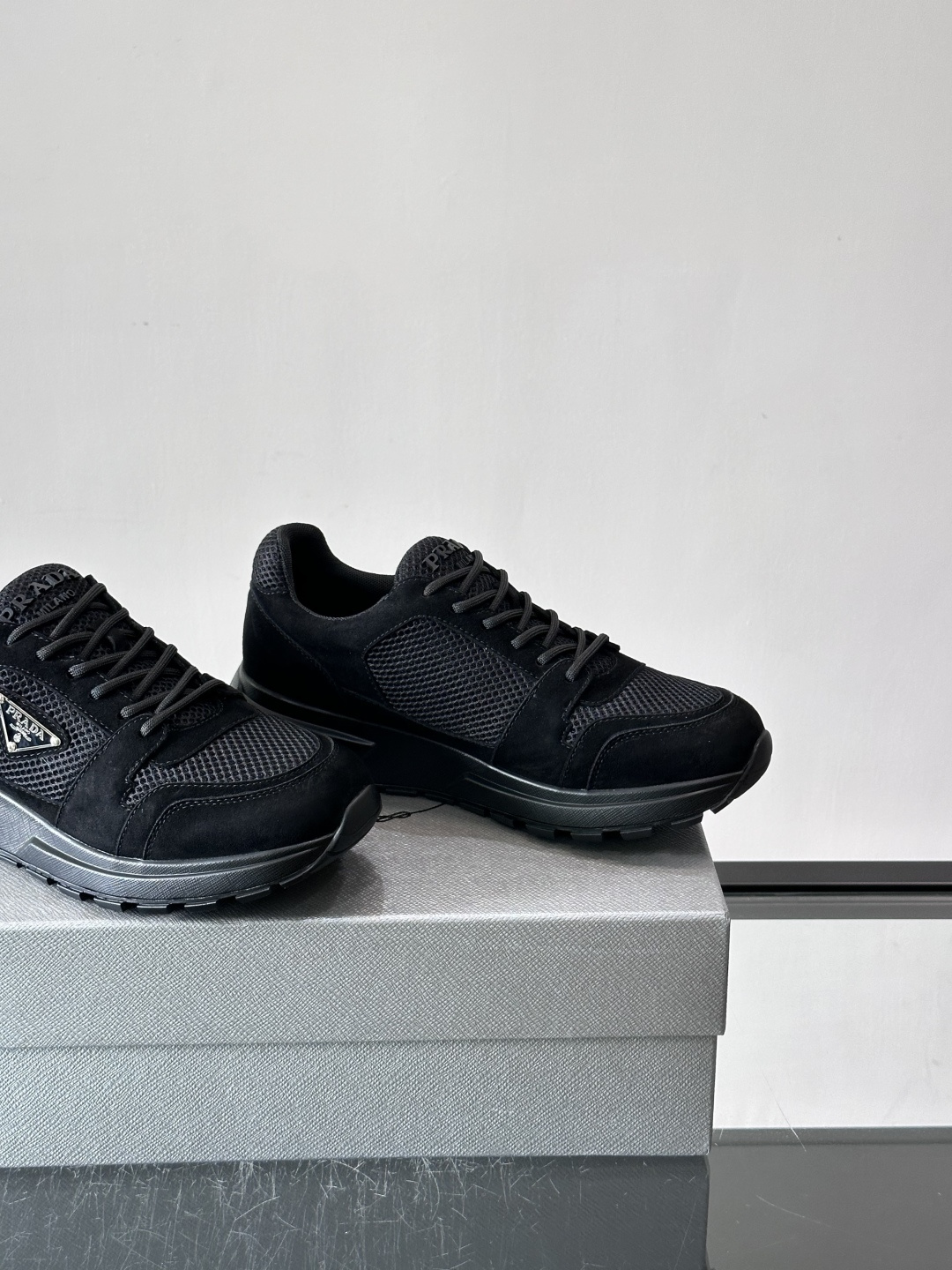 👟Prada网布运动鞋,采用透气网布+皮革拼接,简约又有辨识度✨。侧面三角标超有品牌感,橡胶鞋底舒适耐磨,日常穿搭或轻运 👟Prada网布运动鞋,采用透气网布+皮革拼接,简约又有辨识度✨。侧面三角标超有品牌感,橡胶鞋底舒适耐磨,日常穿搭或轻运