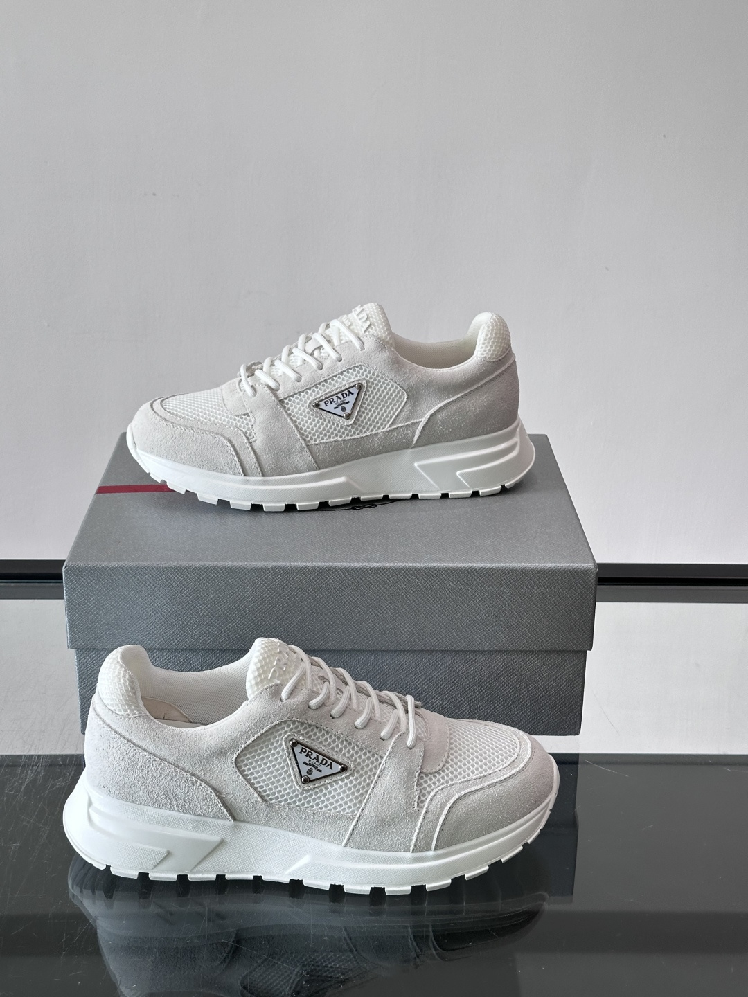 👟Prada网布运动鞋,采用透气网布+皮革拼接,简约又有辨识度✨。侧面三角标超有品牌感,橡胶鞋底舒适耐磨,日常穿搭或轻运 👟Prada网布运动鞋,采用透气网布+皮革拼接,简约又有辨识度✨。侧面三角标超有品牌感,橡胶鞋底舒适耐磨,日常穿搭或轻运
